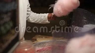 棉花糖机制造糖链。 在中世纪市场上做粉色棉花糖。